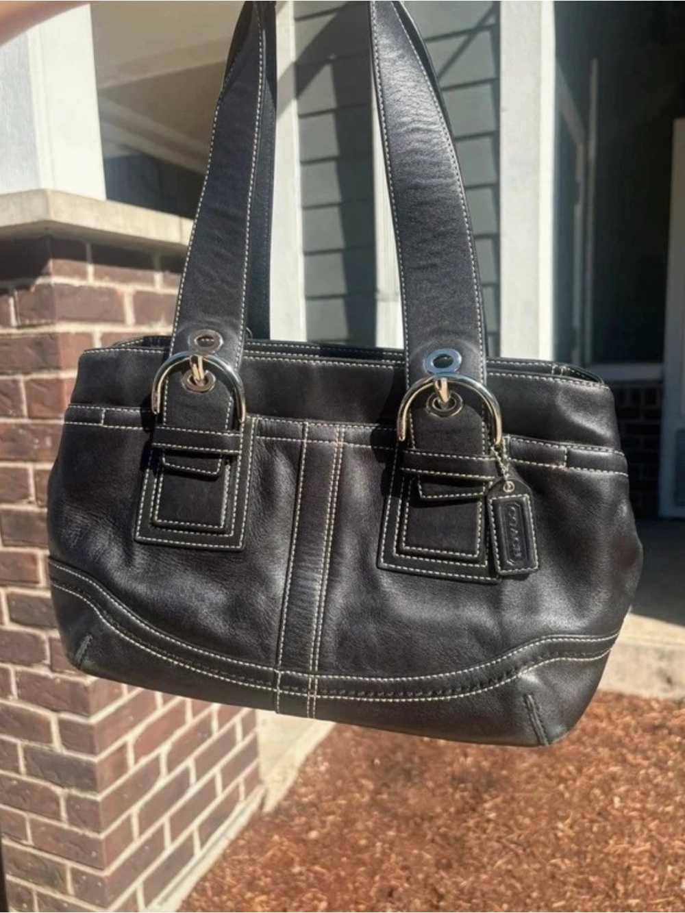 Classic Black Leather Shoulder Bag with Contrast Stitching